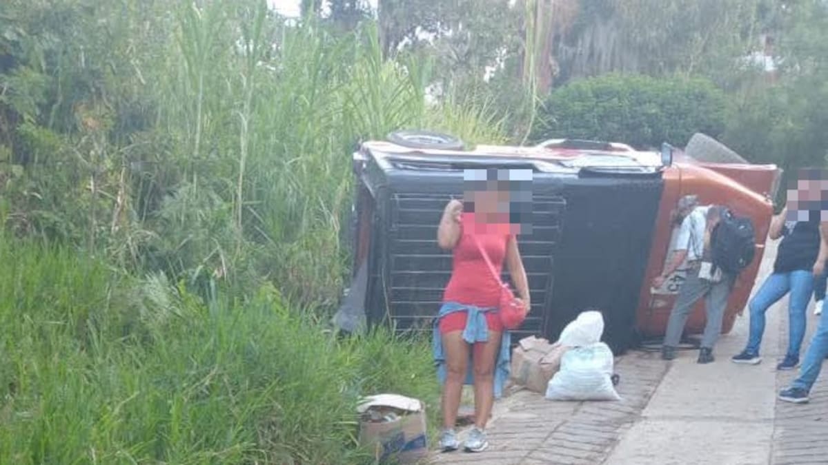 Vehículo de transporte público con fallas mecánicas se volcó en Ciudad Bolívar; hubo cuatro heridos