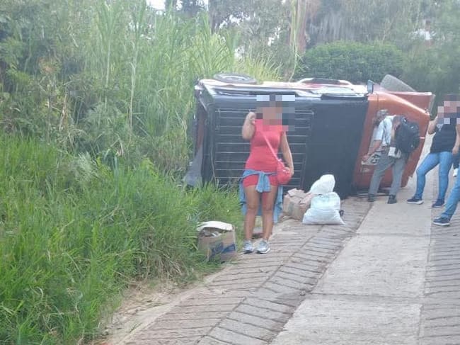 Vehículo de transporte público volcado en Ciudad Bolívar- foto cortesía