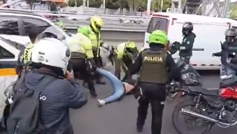 Enfrentamiento entre motociclistas y la Policía - X