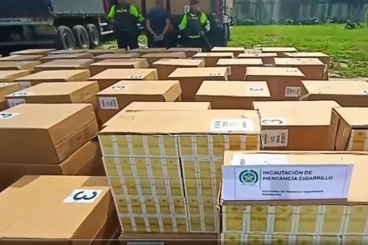 100.000 cajetillas de cigarrillos de contrabando fue incautado por la Policía Nacional. Foto: video Policía Nacional
