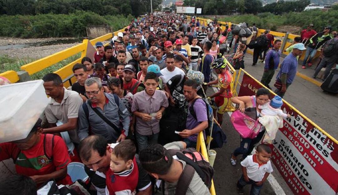 Venezolanos cruzando la frontera.
