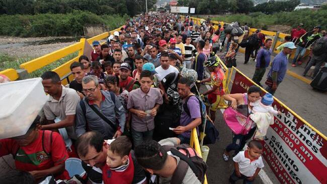 Venezolanos cruzando la frontera.