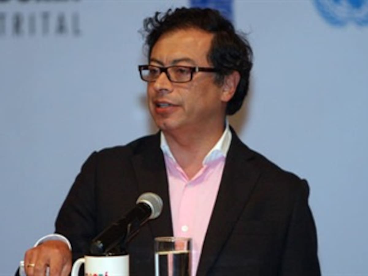 Concejal de Bogotá pide continuar con revocatoria de Petro