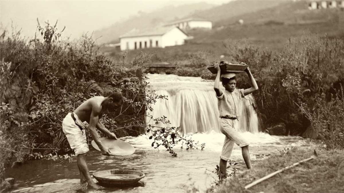 Brasil fue el último país de Occidente en abolir la esclavitud: lo hizo en 1888, cuando "la fotografía ya había madurado mucho", dice el curador Burgi a BBC Mundo. Eso se percibe en imágenes como ésta, "Primera foto del trabajo en el interior de una mina de oro", tomada en 1888 en Minas Gerais. (Foto: Marc Ferrez/Colección Gilberto Ferrez/Acervo Instituto Moreira Salles).