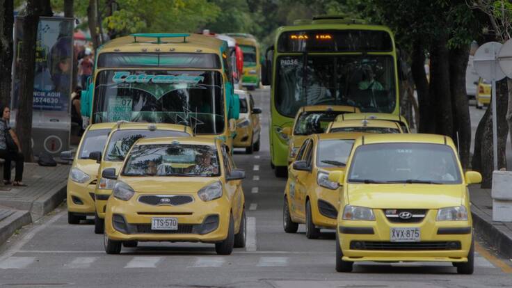 Conductores de buses y taxis se unen en un paro indefinido