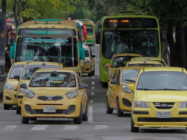 Conductores de buses y taxis se unen en un paro indefinido