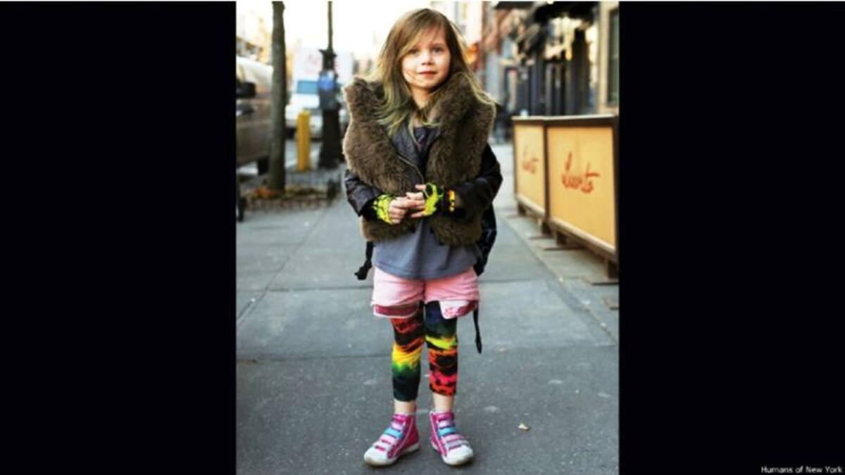 Stanton se les ha acercado a más de 10.000 personas en las calles de Nueva York para pedirles una foto y que le cuenten su historia. Muchos son niños a quienes agrupa en la categoría "hoy en 'micromoda'". Sobre esta niña, Stanton escribió: "Encargamos estos pantalones y tan pronto llegaron, ella les recortó la parte inferior e hizo un par de guantes".