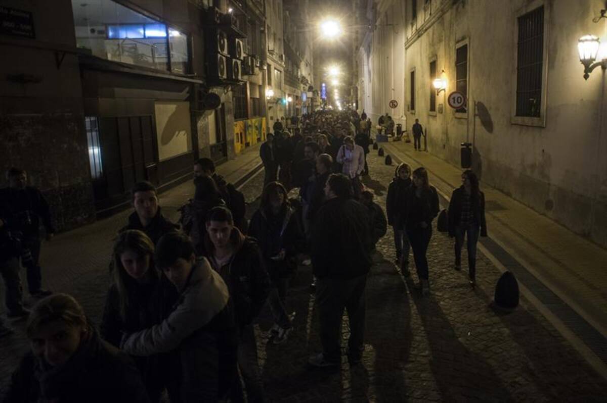 Los seguidores del exvocalista de Soda Stereo se unieron en una sola voz para rendir tributo al artista en sus exequias. Foto: Efe