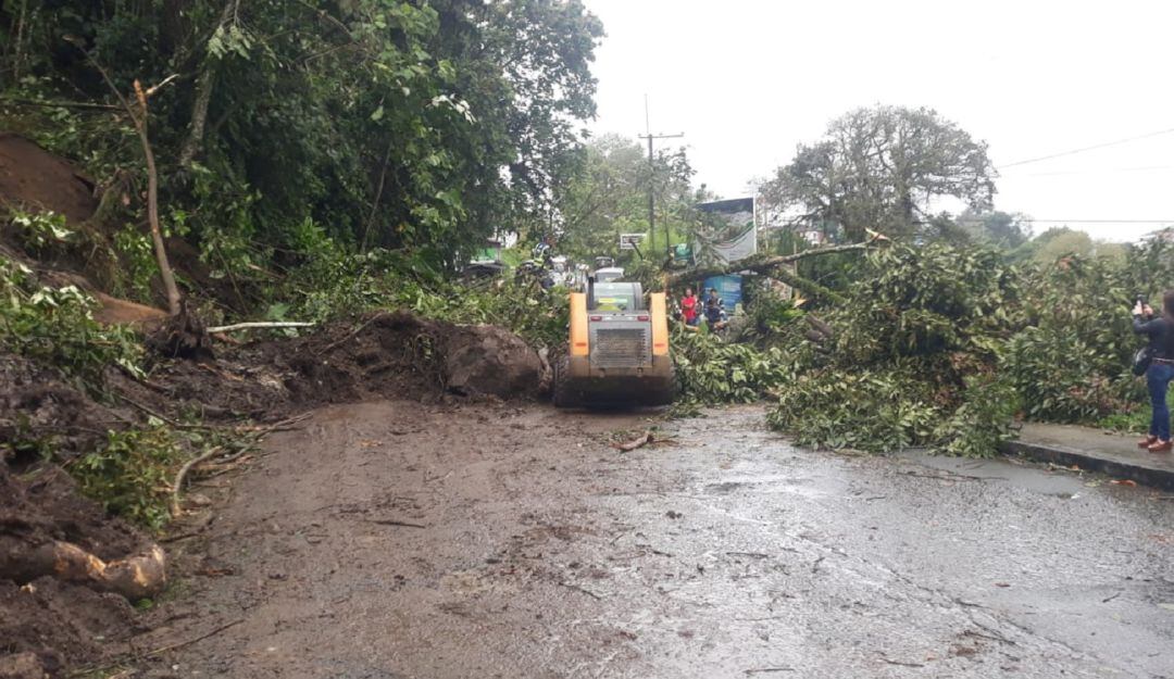 Maquinaria que atiende deslizamientos en las vías departamentales