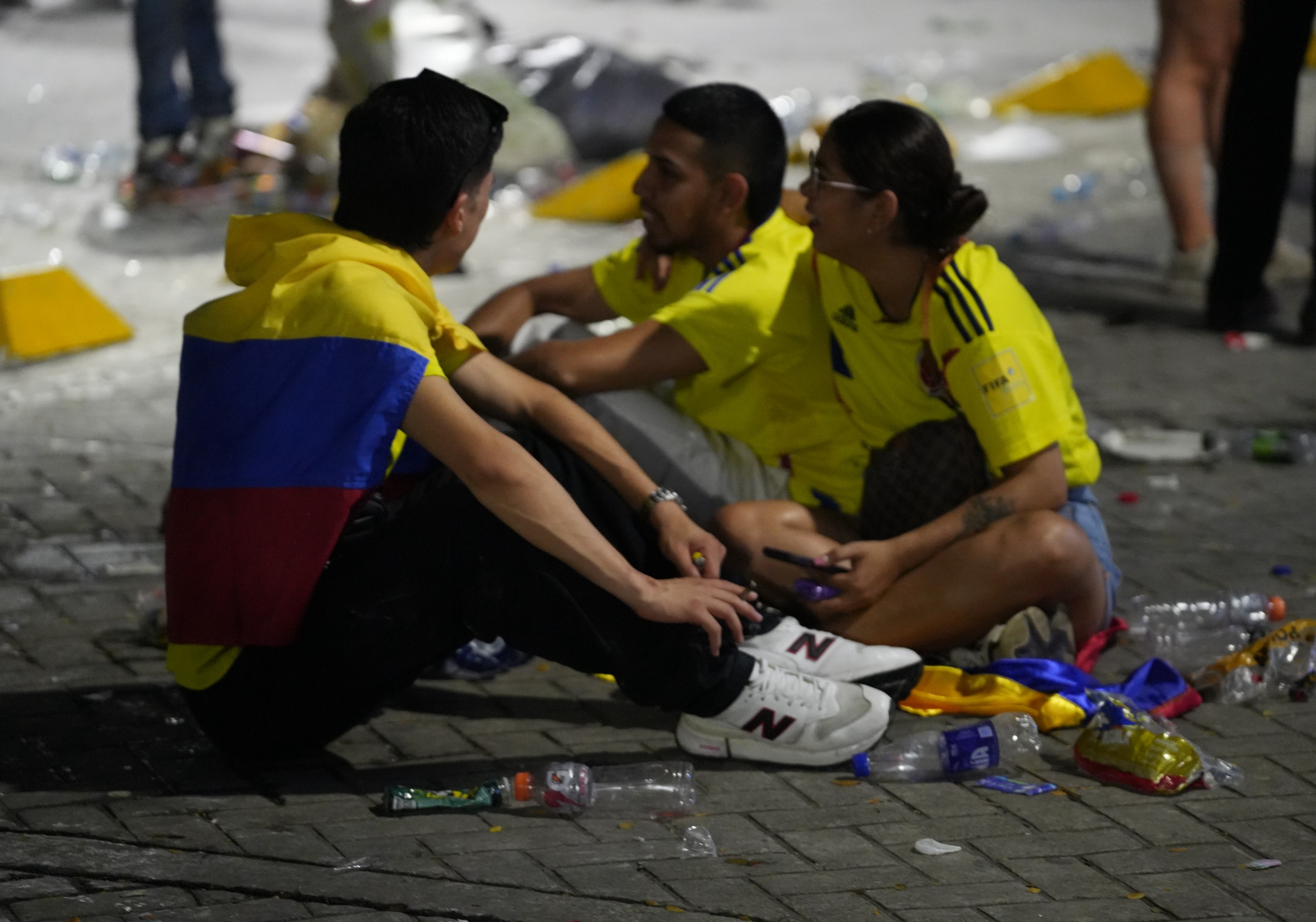 AME1937. CALI (COLOMBIA), 14/07/2024.- Hinchas de la selección colombiana de fútbol se lamentan tras la derrota de la selección Colombia durante la final de la Copa América entre Colombia y Argentina este domingo, en Cali (Colombia). Este es el 1x1 de los jugadores de Argentina en la final de la Copa América en la que la Albiceleste se impuso por 1-0 a Colombia. EFE/Ernesto Guzmán Jr.