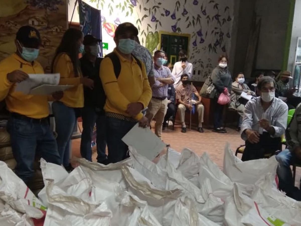 140 caficultores de Armenia recibieron insumos agrícolas