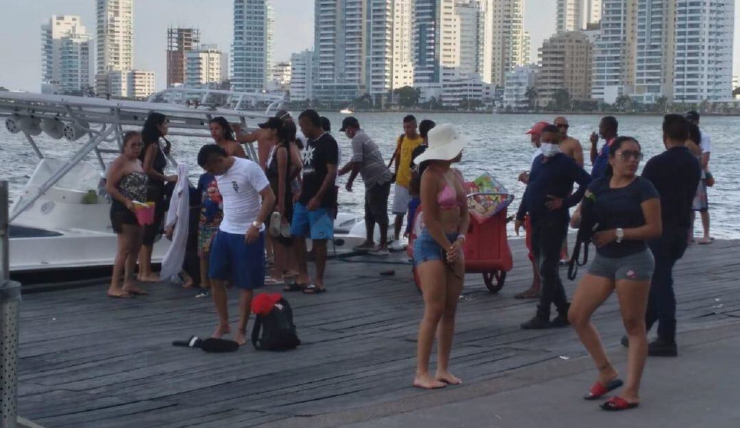 Personas sin tapabocas en muelle de Cartagena