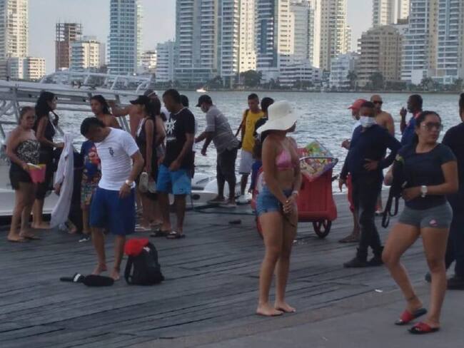Personas sin tapabocas en muelle de Cartagena