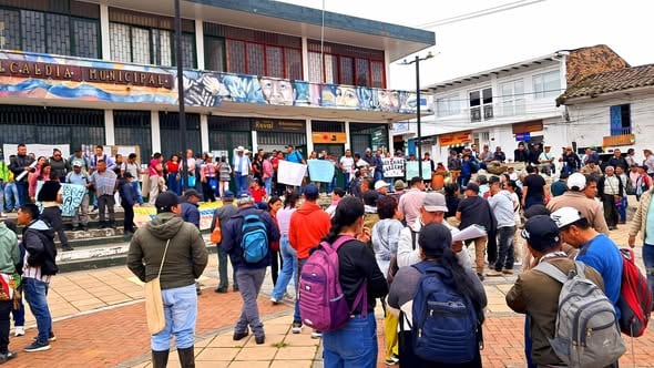 Los asistentes manifestaron inconformidad por la falta de acompañamiento. Foto Alexander Muñoz