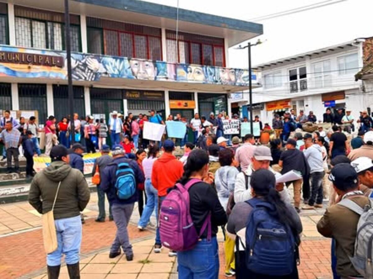 Campesinos de San Agustín protestan por abandono de vías terciarias