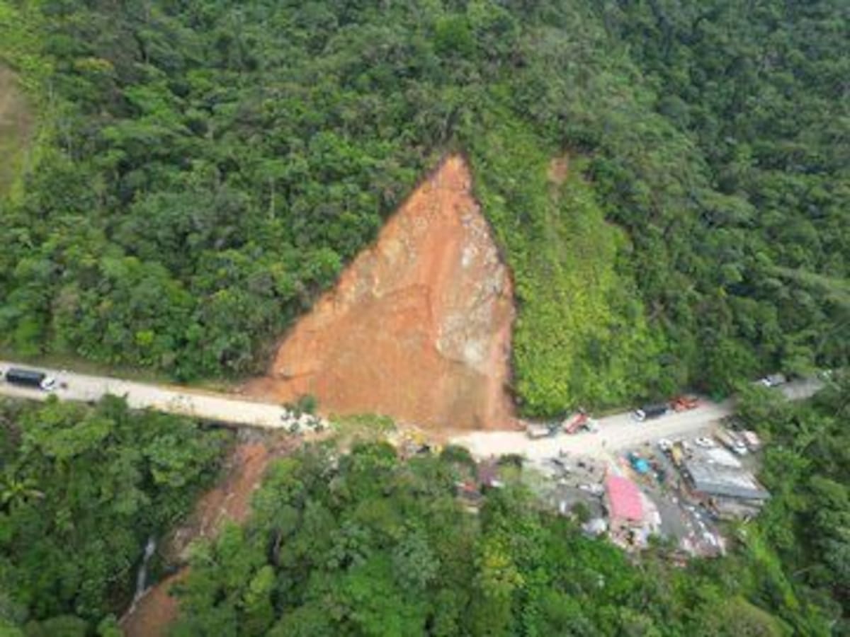 Invías mantiene cierre total en la vía Medellín–Bogotá por riesgo de nuevos deslizamientos