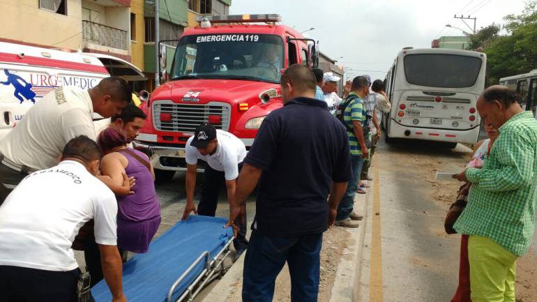 Varias personas fueron atendidas en la emergencia que se registró en un articulado del Transmetro.