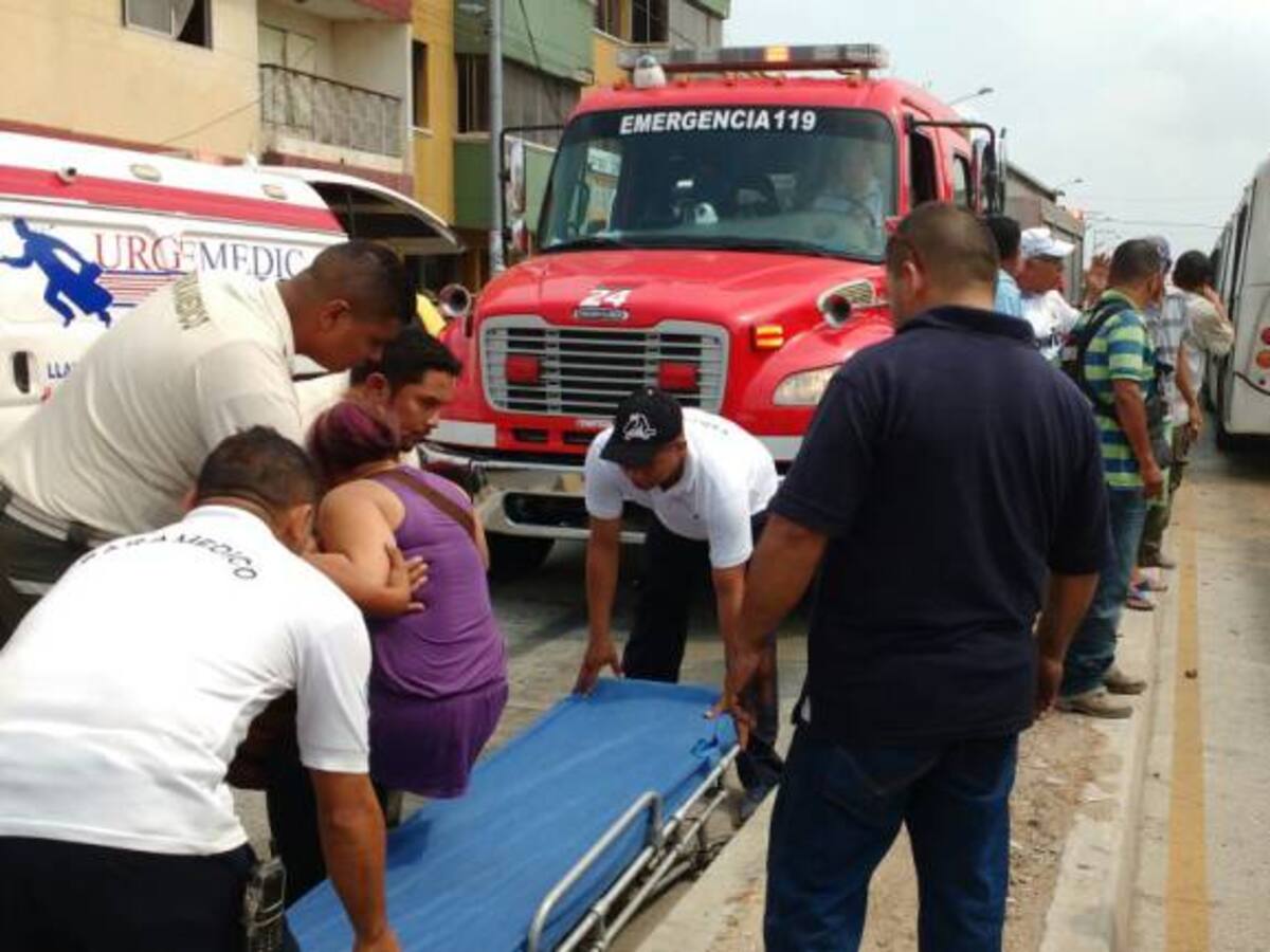 Emergencia en bus de Transmetro deja 16 personas afectadas