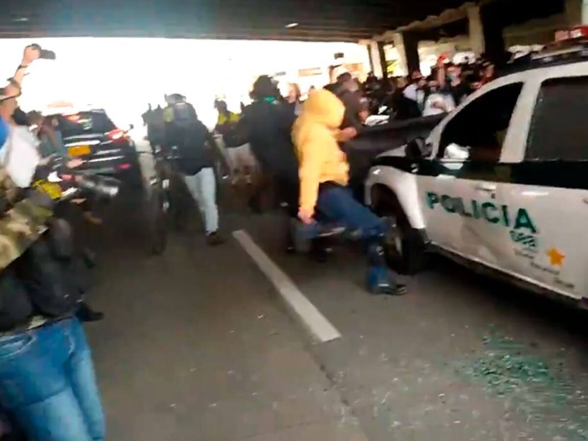Con tablas y patadas, vandalizan una patrulla de policía durante marchas