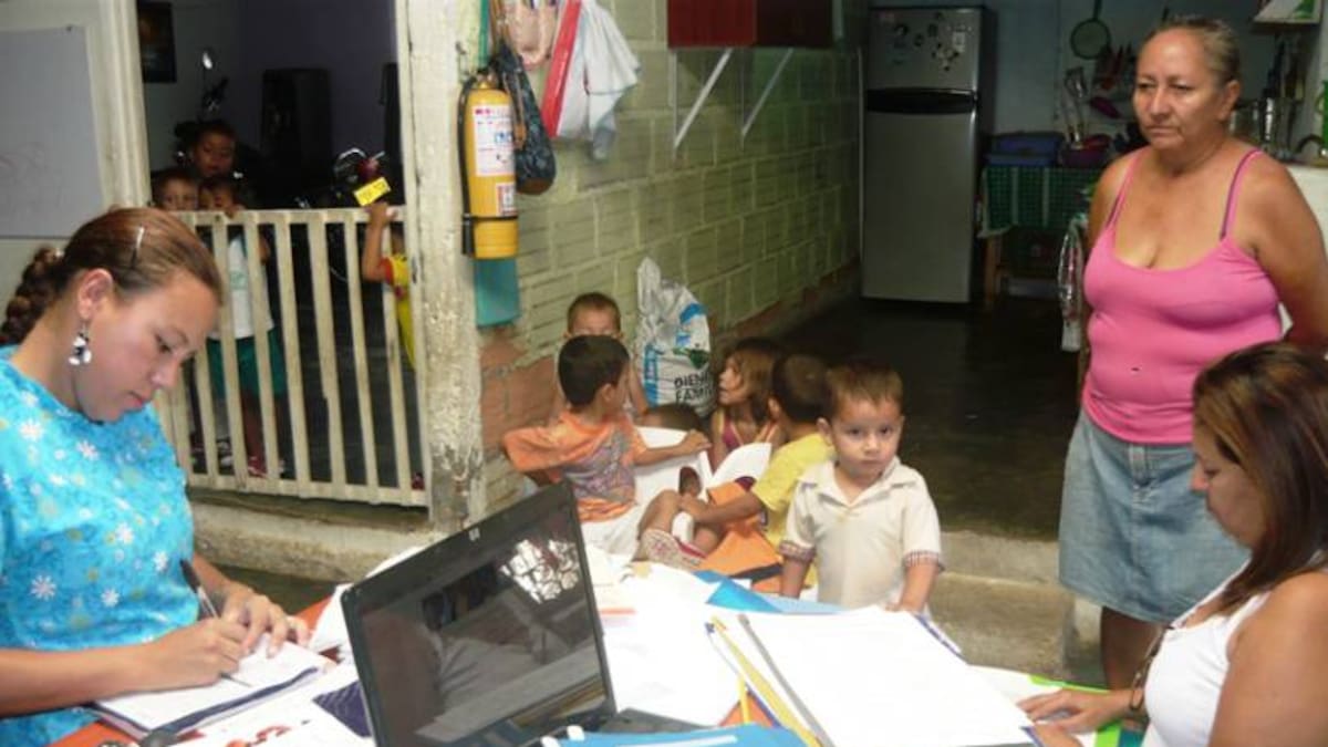 Gustavo Petro firma decreto que duplica subsidio para ex madres comunitarias