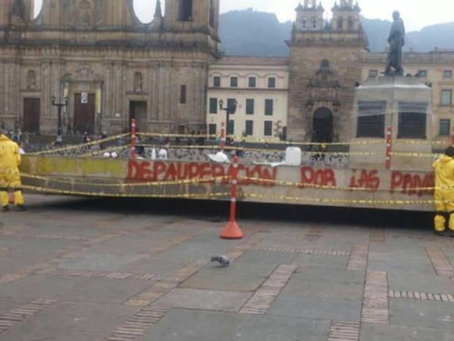 Limpiar los grafitis de la Plaza de Bolívar cuesta 15 millones de pesos