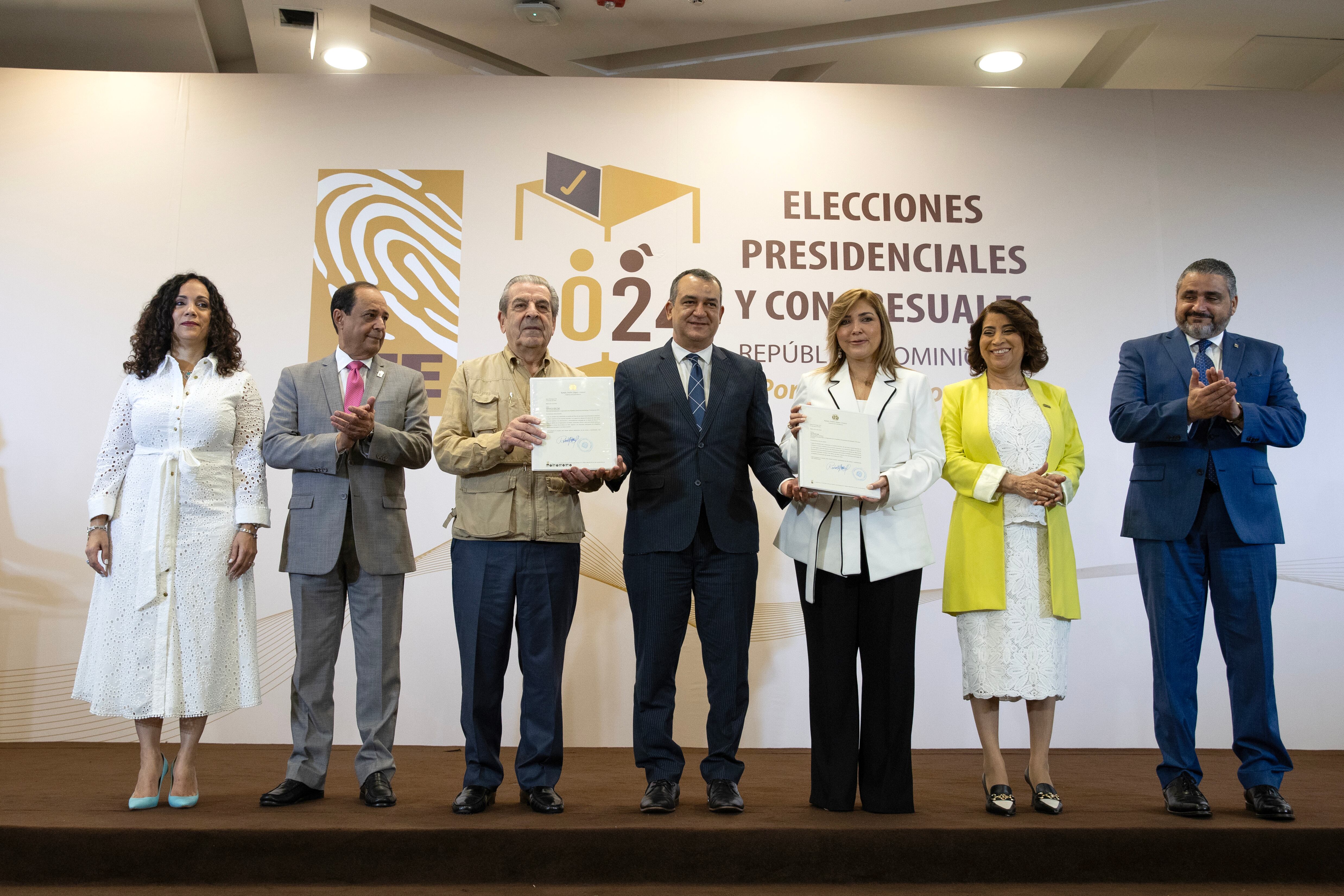 SANTO DOMINGO (REPÚBLICA DOMINICANA), 16/05/2024.- El expresidente chileno Eduardo Frei (c-i), jefe de la Misión de Observadores de la Organización de Estados Americanos (OEA), el presidente de la Junta Central Electoral (JCE), Román Andrés Jáquez (c) y la jefa de Misión de UNIORE Ana Paola Hall EFE/Orlando Barría