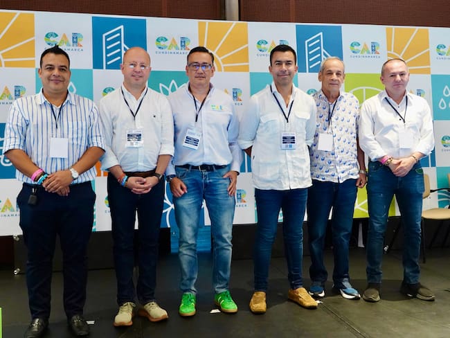 El alcalde de Chiquinquirá (en el extremo derecho en al foto) trabajará por el PBOT. Foto | CAR Cundinamarca