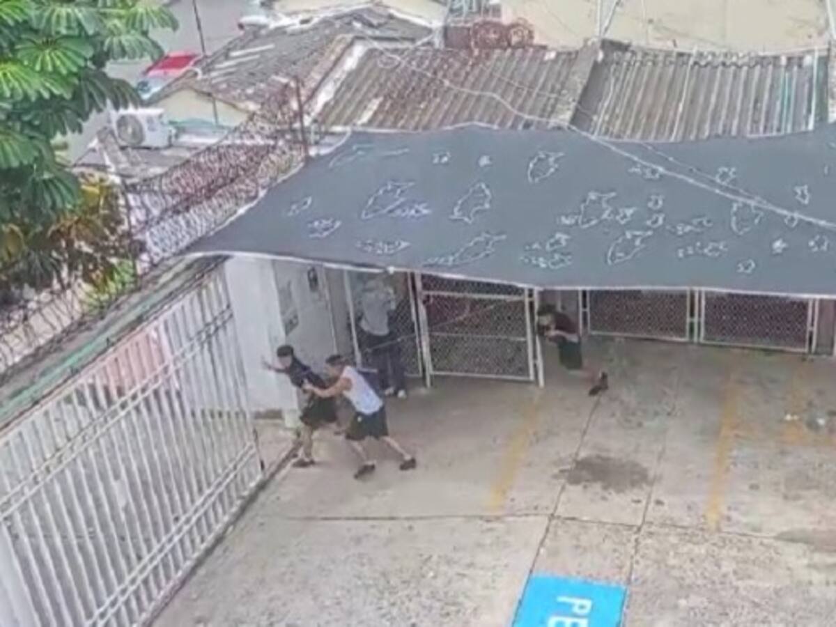 VIDEO: Fuga masiva de menores de edad de una correccional en Bucaramanga