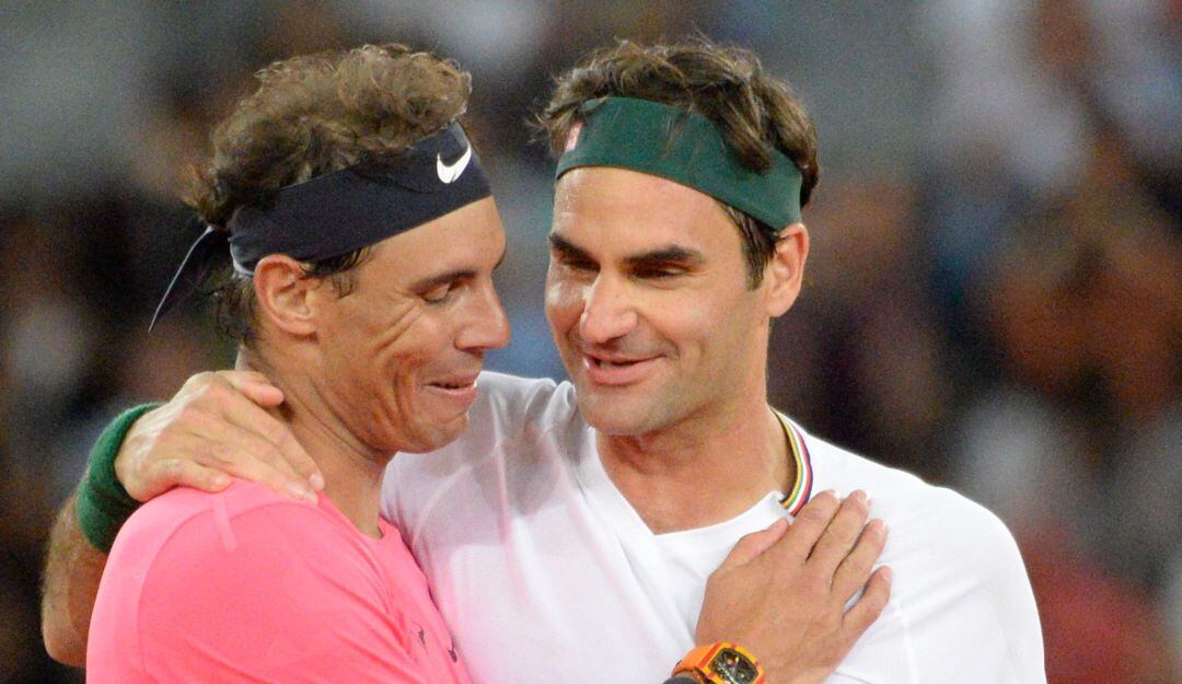 Rafael Nadal y Roger Federer durante un partido de exhibición en África en 2020.