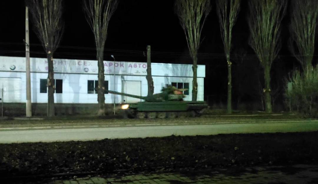 Movimiento de un tanque ruso en la frontera entre Rusia y Ucrania.           Foto: Getty 