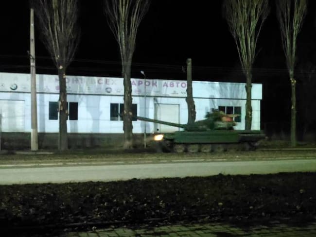 Movimiento de un tanque ruso en la frontera entre Rusia y Ucrania. Foto: Getty