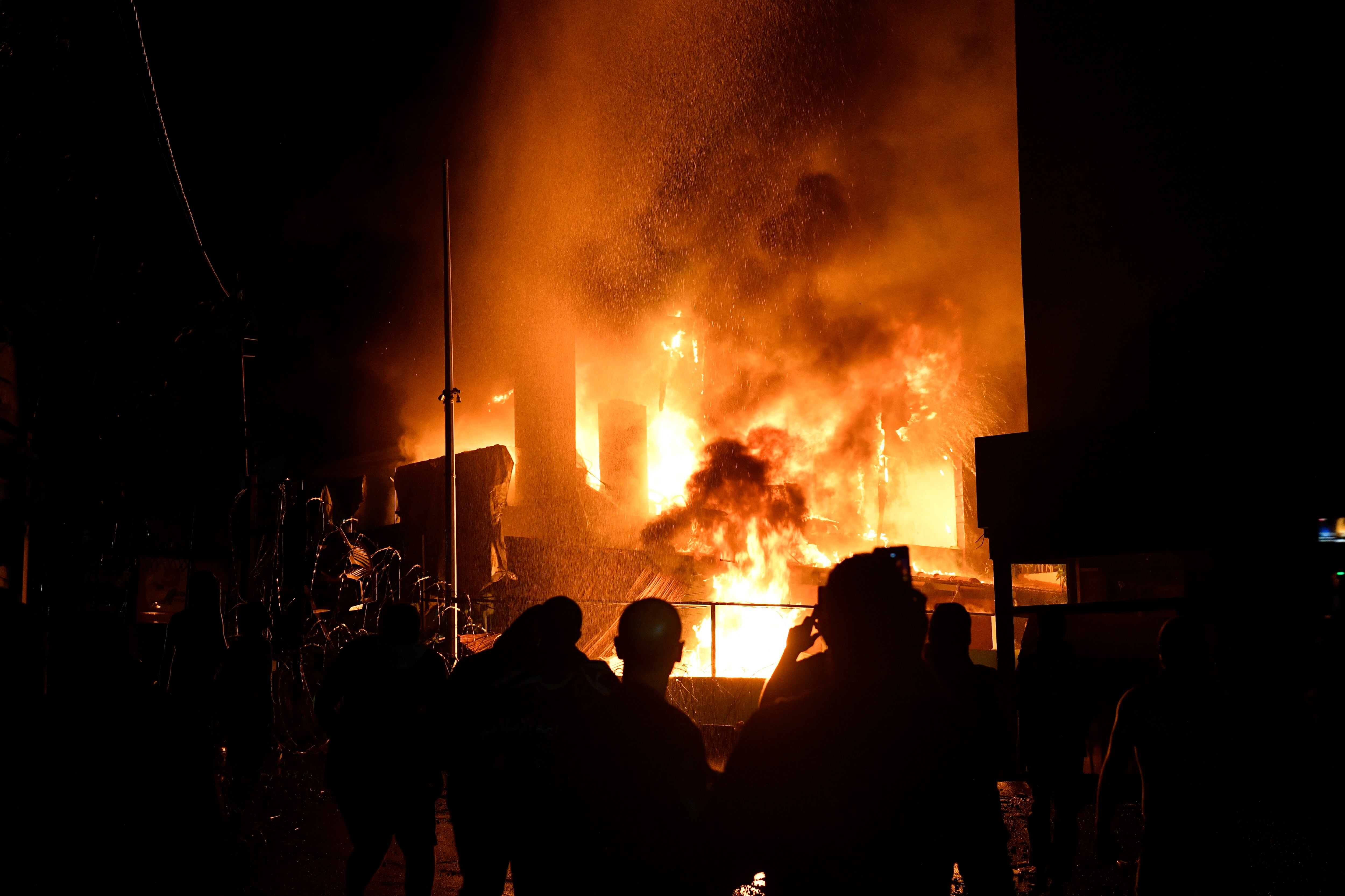 Incendio de la Embajada de Estados Unidos en Beirut, capital de Líbano. Foto: EFE