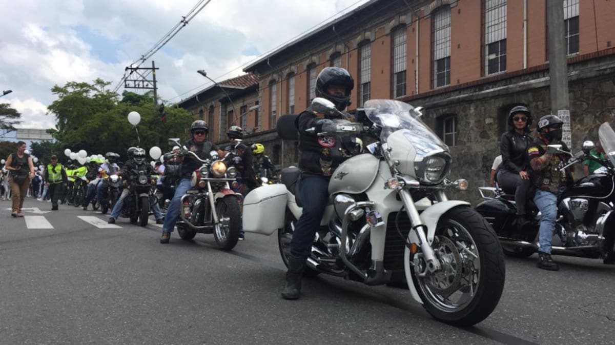 Grupos de motociclistas encabezaron la marcha.