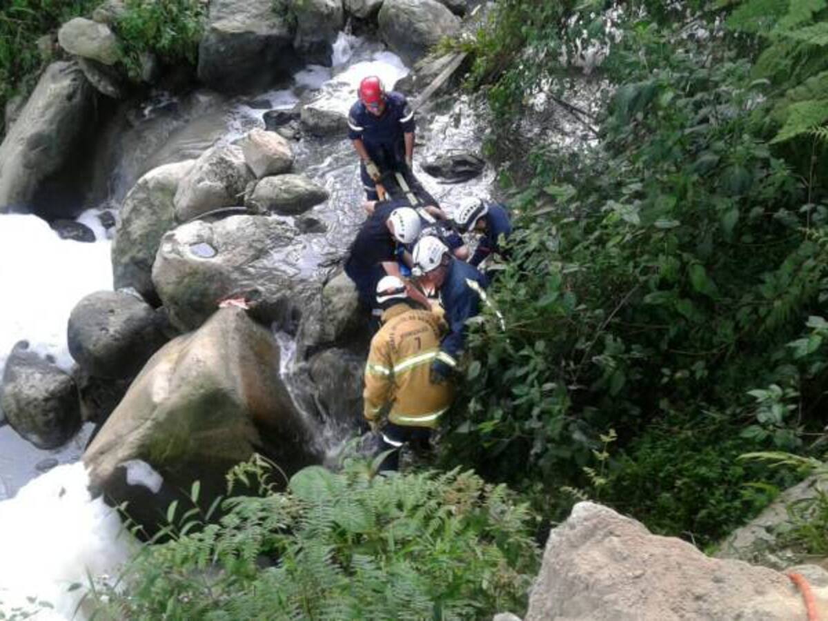 Perdió el control de su moto y cayó a una quebrada