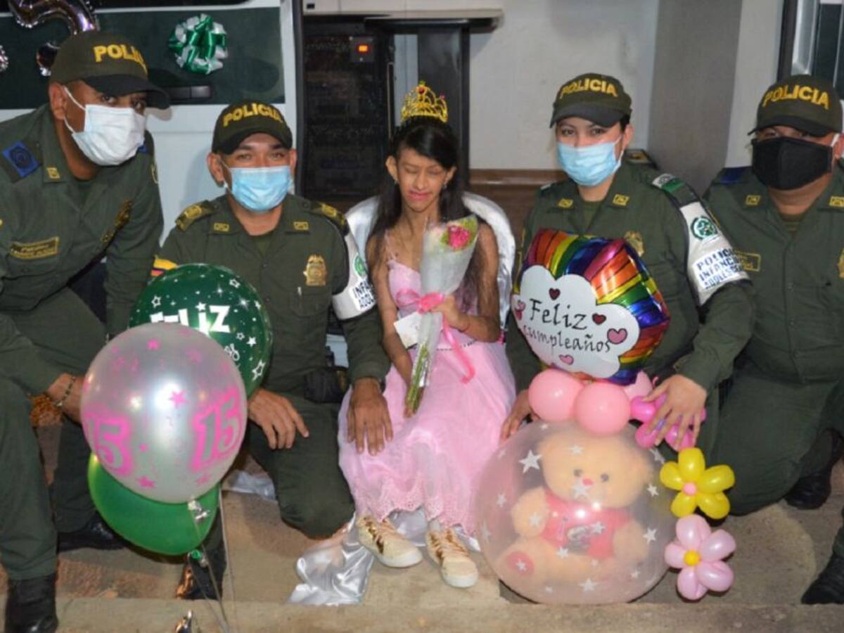 Policía le celebra el cumpleaños a una adolescente en Magangué