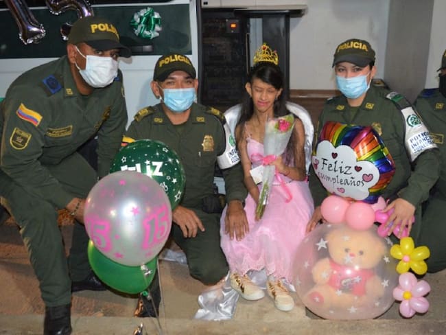 Policía le celebra el cumpleaños a una adolescente en Magangué