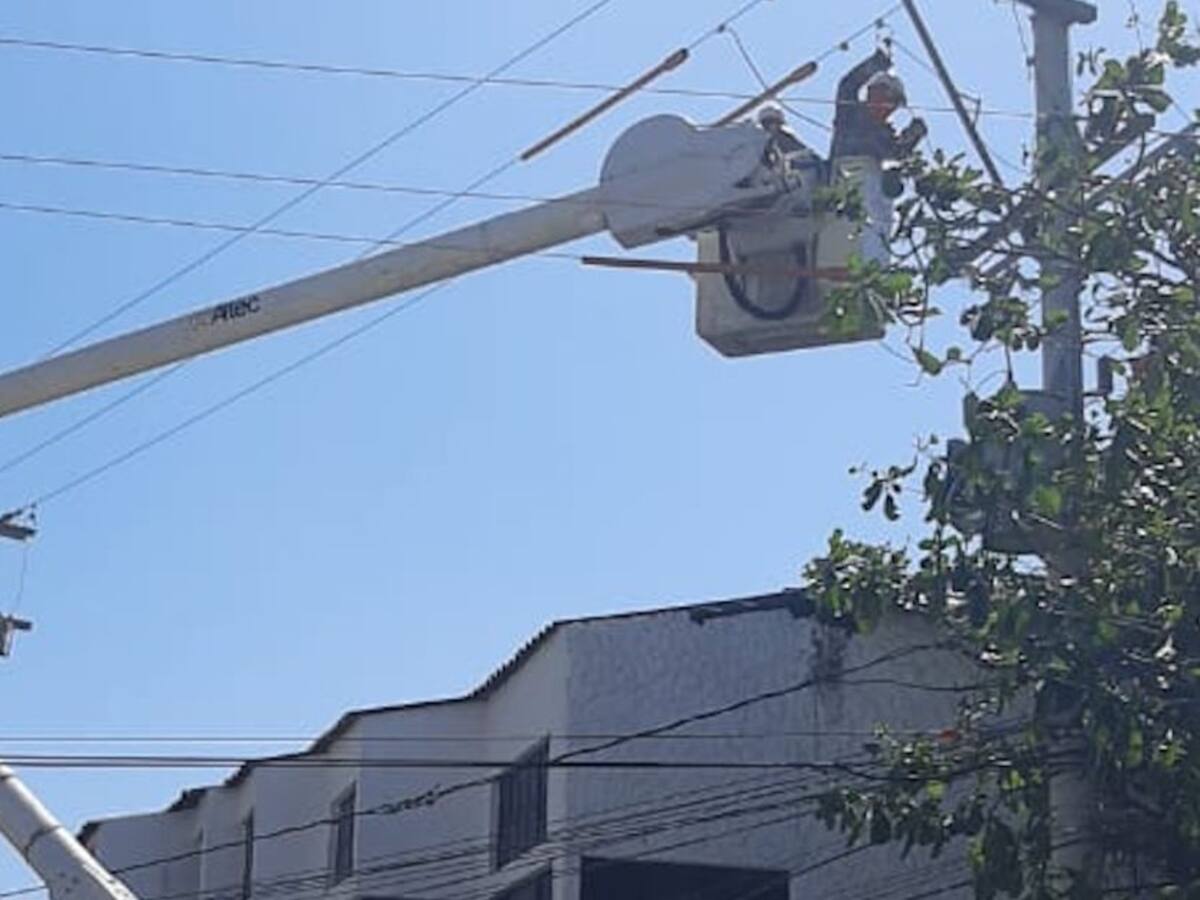 Incrementa atención de daños eléctricos por fuertes brisas en Santa Marta