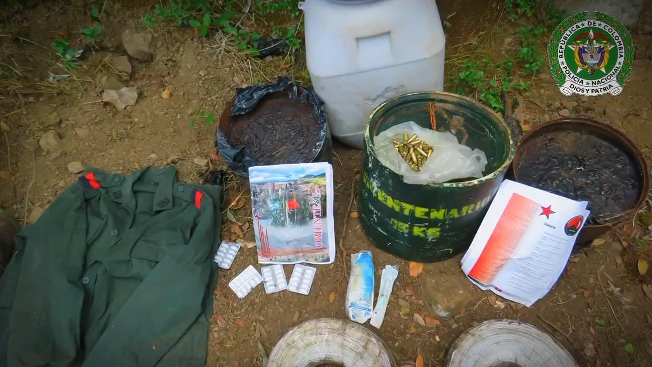 en el lugar fueron hallados materiales para la fabricación de explosivos, municiones, panfletos alusivos a la organización ilegal y un uniforme del grupo armado.