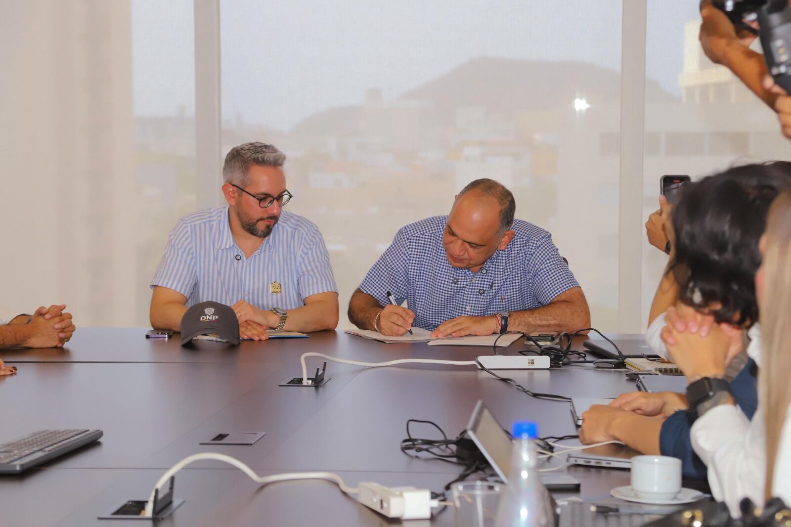 Firma de convenio para solucionar el problema acueducto y alcantarillado . Alcaldía de Santa Marta