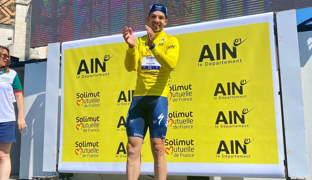Álvaro Hodeg luce la camiseta amarilla como líder de la carrera francesa.