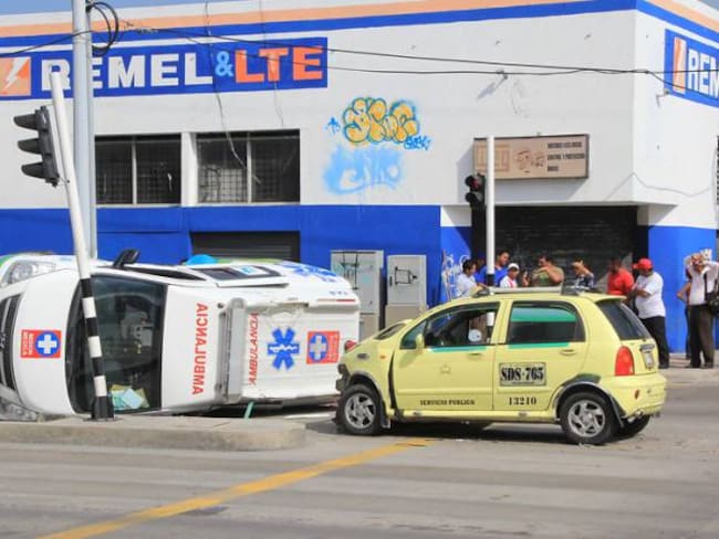 Imagen de archivo de un accidente entre un taxi y una ambulancia en Barranquilla en el año 2013.