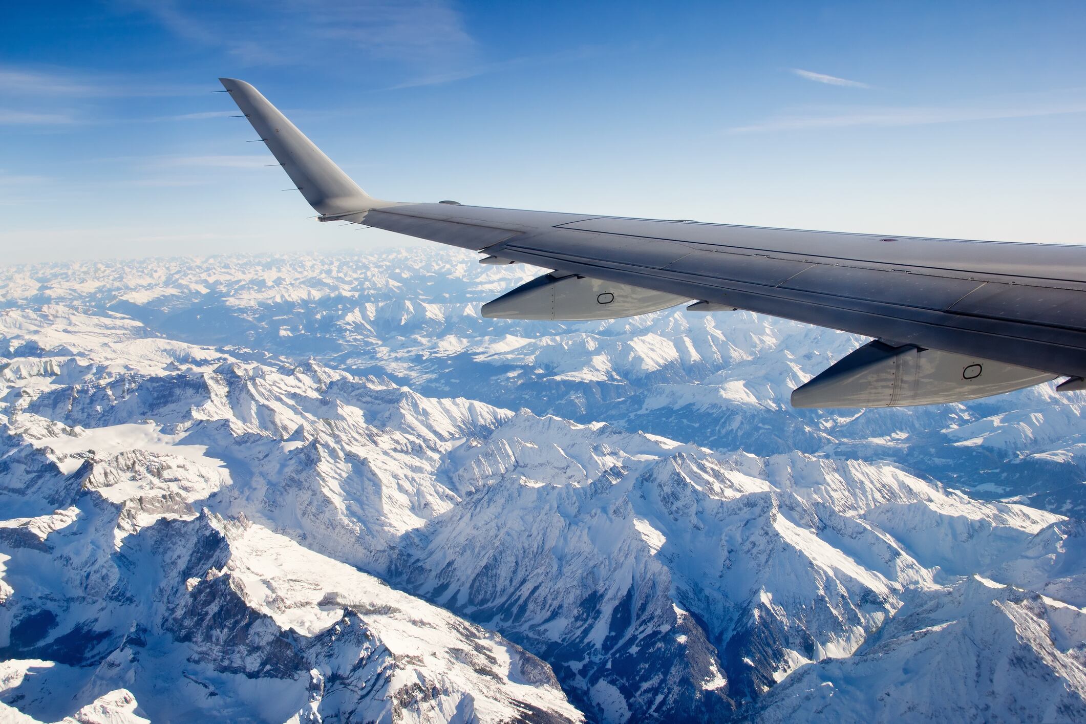 Vista panorámica de las montañas desde la ventana de un avión (Getty Images)