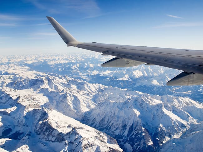 Vista panorámica de las montañas desde la ventana de un avión (Getty Images)