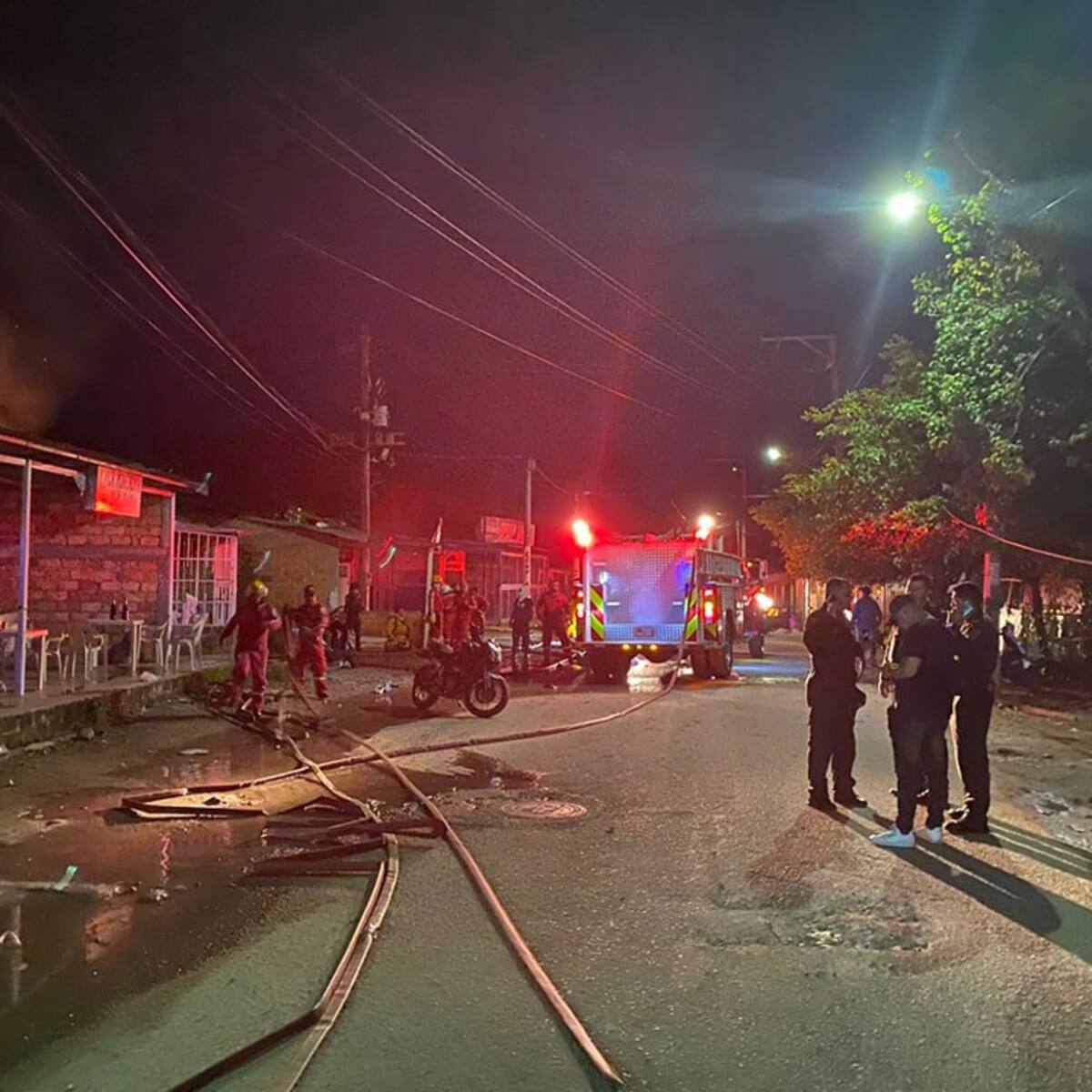 Evacúan familias del lugar de la explosión