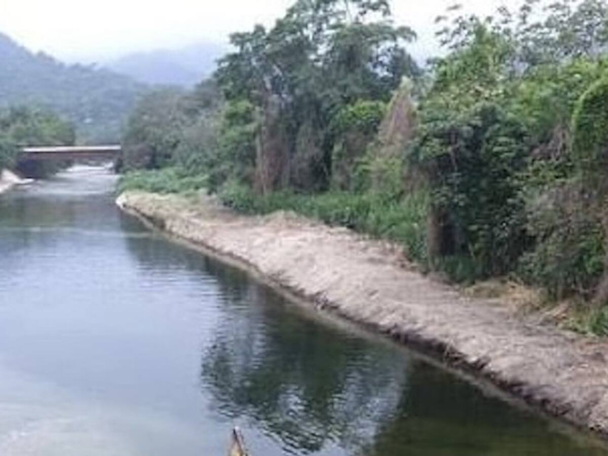 Por mar y tierra buscan a joven que desapareció en el río Guachaca
