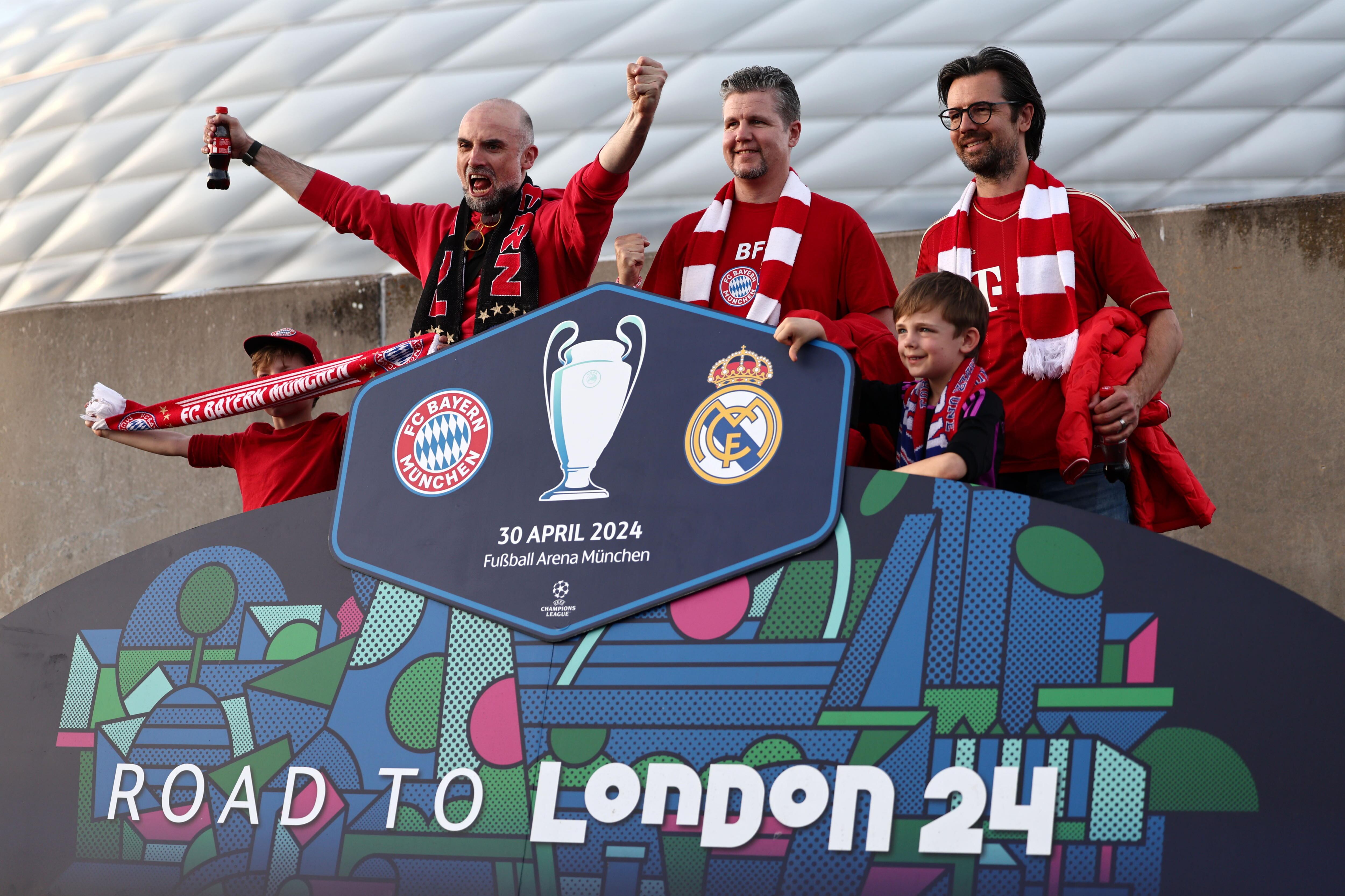 Munich (Germany), 30/04/2024.- Bayern fans pose for a photo before the UEFA Champions League semi final, 1st leg match between Bayern Munich and Real Madrid in Munich, Germany, 30 April 2024. (Liga de Campeones, Alemania) EFE/EPA/ANNA SZILAGYI