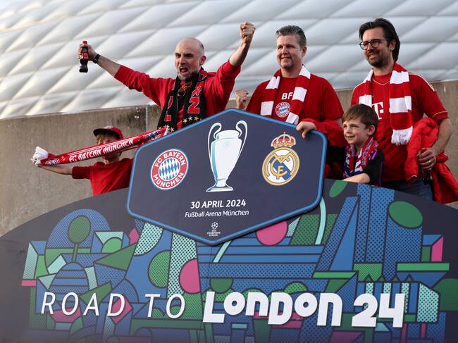 Munich (Germany), 30/04/2024.- Bayern fans pose for a photo before the UEFA Champions League semi final, 1st leg match between Bayern Munich and Real Madrid in Munich, Germany, 30 April 2024. (Liga de Campeones, Alemania) EFE/EPA/ANNA SZILAGYI