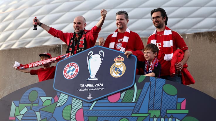 Munich (Germany), 30/04/2024.- Bayern fans pose for a photo before the UEFA Champions League semi final, 1st leg match between Bayern Munich and Real Madrid in Munich, Germany, 30 April 2024. (Liga de Campeones, Alemania) EFE/EPA/ANNA SZILAGYI