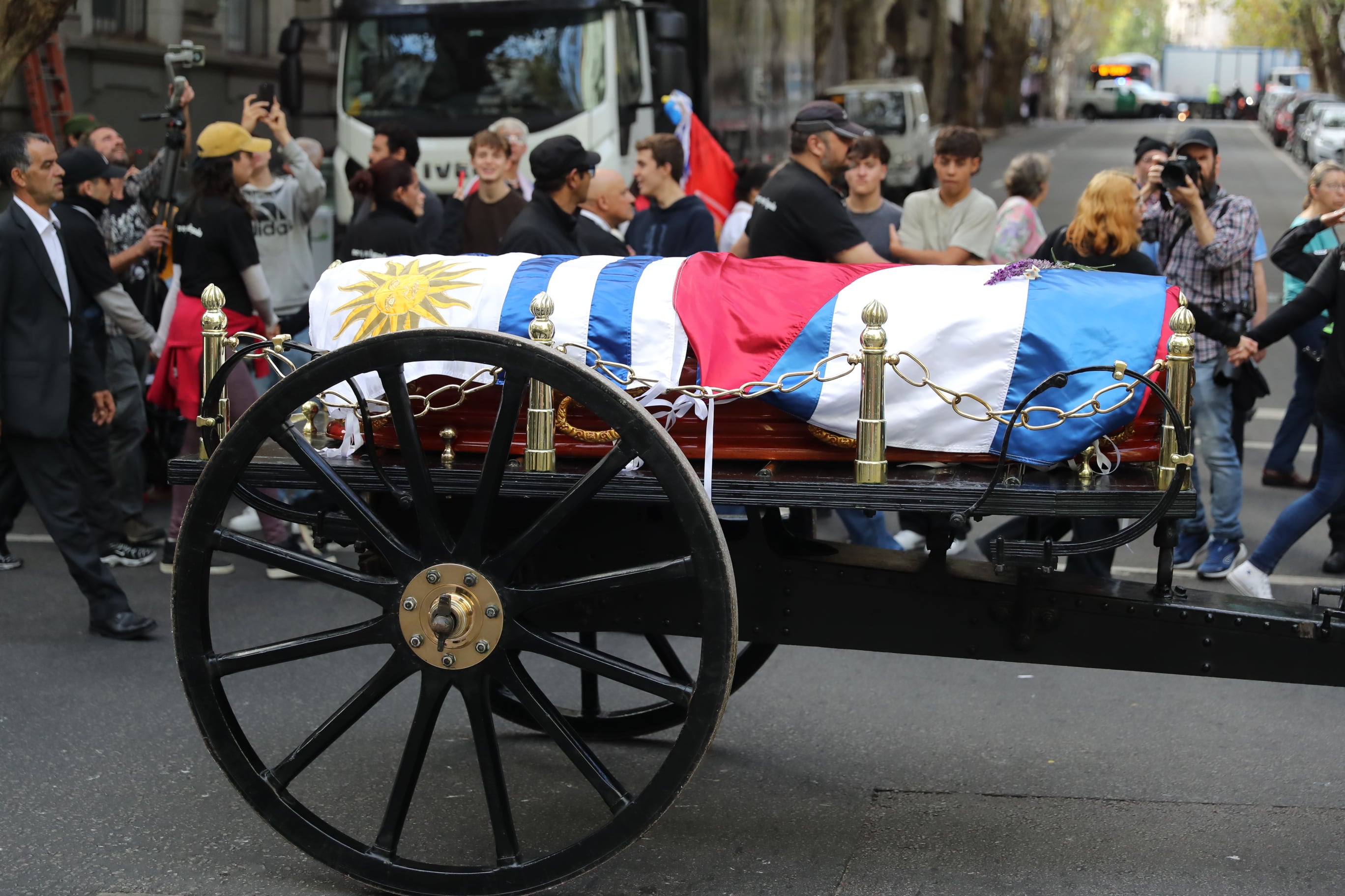 AME7475. MONTEVIDEO (URUGUAY), 14/05/2025.- Fotografía que muestra el ataúd del expresidente de Uruguay José Mujica durante el cortejo fúnebre que partió desde la Torre Ejecutiva de Montevideo hacia el Palacio Legislativo, donde sus restos serán velados, este miércoles en Montevideo (Uruguay). EFE/ Raúl Martínez