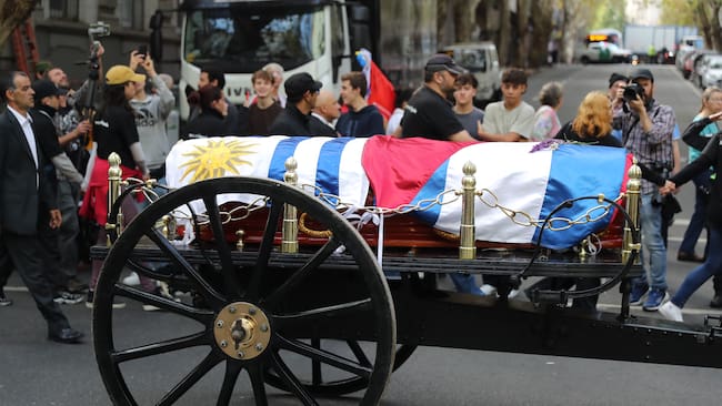 AME7475. MONTEVIDEO (URUGUAY), 14/05/2025.- Fotografía que muestra el ataúd del expresidente de Uruguay José Mujica durante el cortejo fúnebre que partió desde la Torre Ejecutiva de Montevideo hacia el Palacio Legislativo, donde sus restos serán velados, este miércoles en Montevideo (Uruguay). EFE/ Raúl Martínez